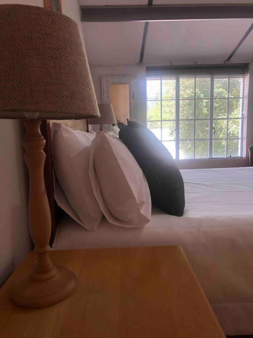 Winecellar Cave, On Wine Farm & Where Lions Roar! Holiday home *