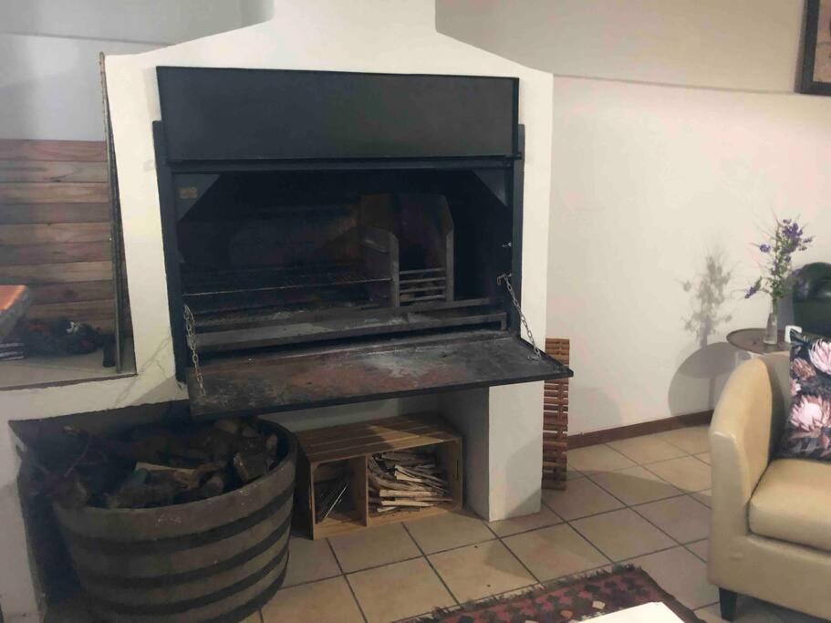 Winecellar Cave, On Wine Farm & Where Lions Roar! Holiday home Stellenbosch