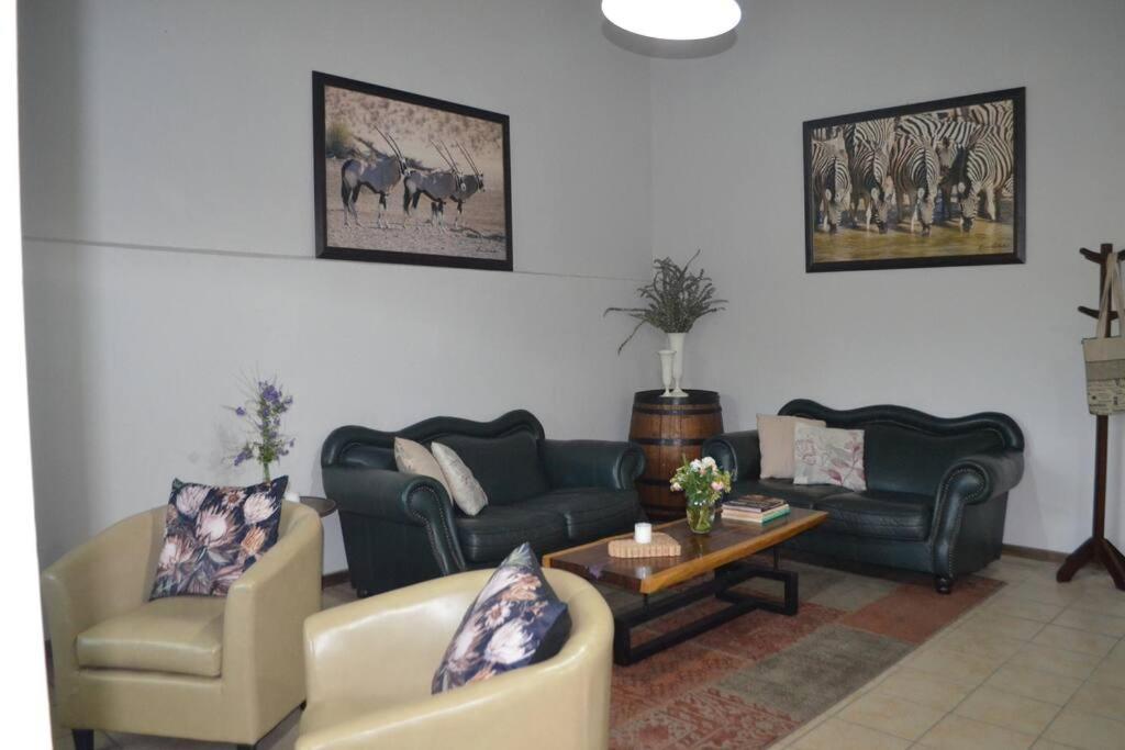 Winecellar Cave, On Wine Farm & Where Lions Roar! Holiday home