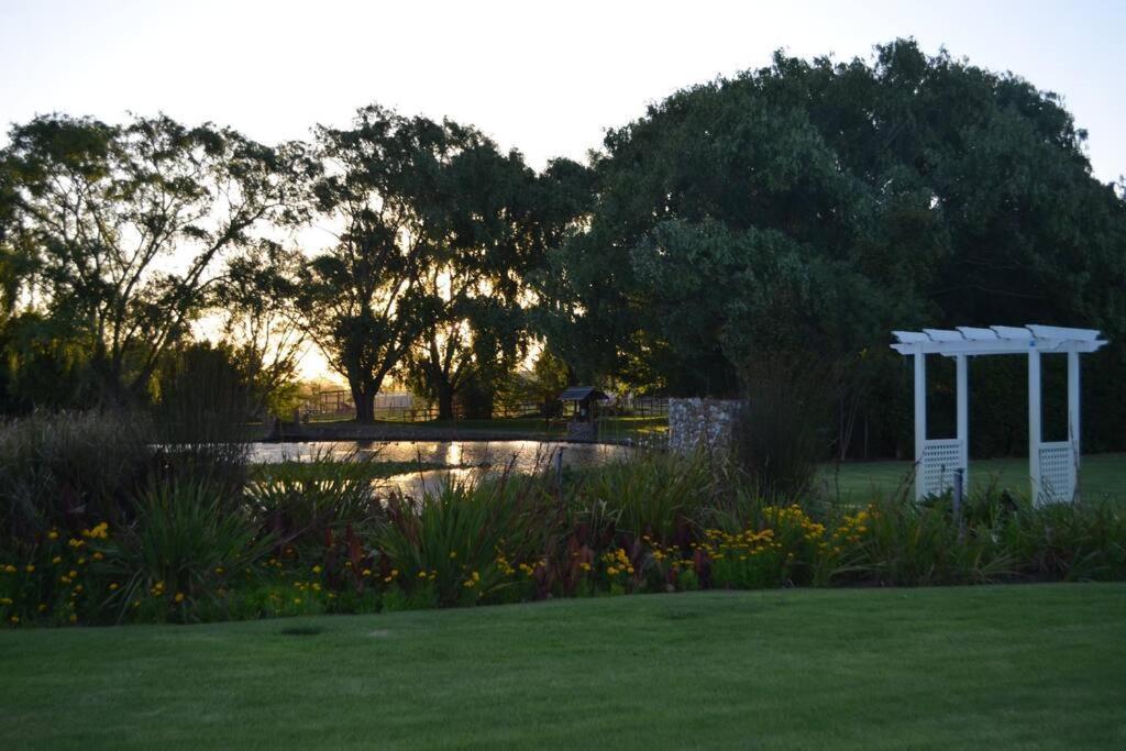 Winecellar Cave, On Wine Farm & Where Lions Roar! Holiday home