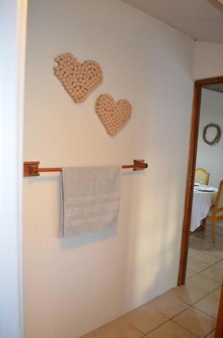 Winecellar Cave, On Wine Farm & Where Lions Roar! Holiday home