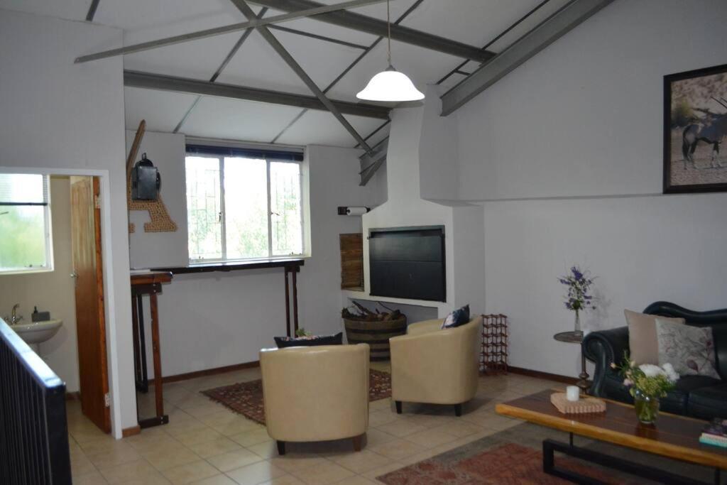 Winecellar Cave, On Wine Farm & Where Lions Roar! Holiday home Stellenbosch